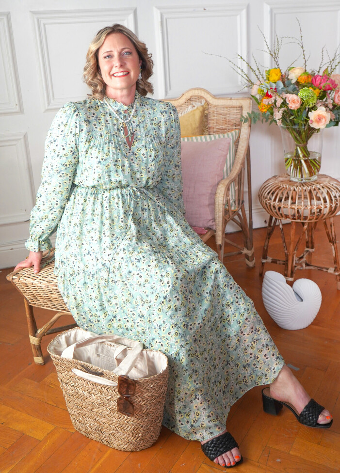 Klänning från By Malina, stråväska från Lexington samt solglasögon från & Other Stories. vårmode grön klänning