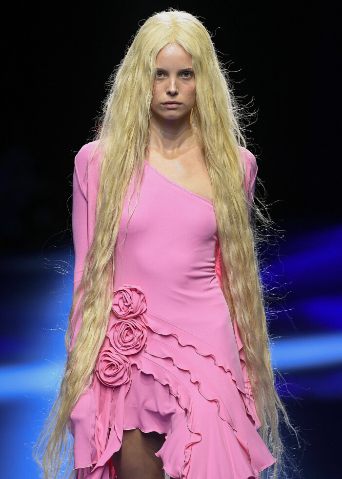 Blumarine SS23. Rosa klänning med trendiga blommor på Blumarines vårvisning.