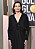 Sigourney Weaver på Golden Globe-galan 2023 i svart klänning med tygros.