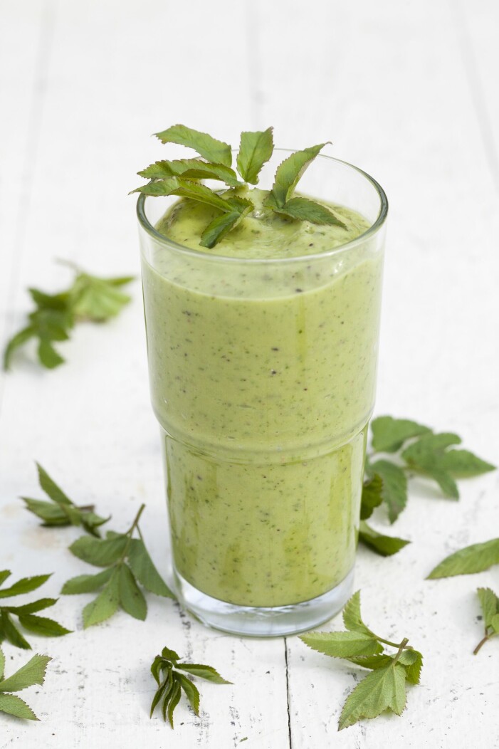 Kirskål är ett ogräs som passar bra i en grön smoothie. Drick upp ogräset.