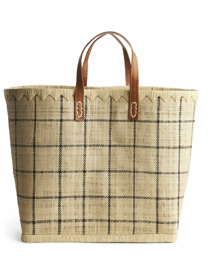 Väska i strå/läder, 350 kr, Arket. <a target="_blank" rel="nofollow" href="https://track.adtraction.com/t/t?a=1272113589&as=1218462148&t=2&tk=1&epi=ledigaplagg-arket-stravaska&url=https://www.arket.com/en_sek/women/bags/product.afroart-large-raffia-bag-beige.0979396001.html">Klicka på bilden för att komma direkt till den.</a> Väska från Arket.