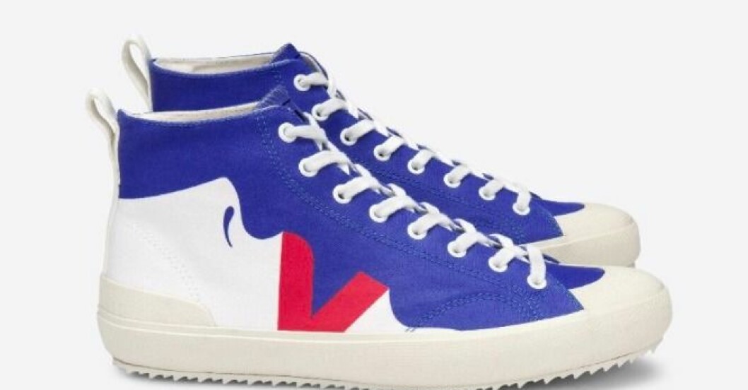 Sneakers, “Nova HT”, 1000 kr, Veja x Malika Favre Sneaker med högt skaft. Blå och vita med röd detalj och vita snören. Sneakers från Veja.