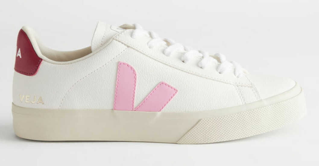 vita sneakers med röd och rosa logga från veja