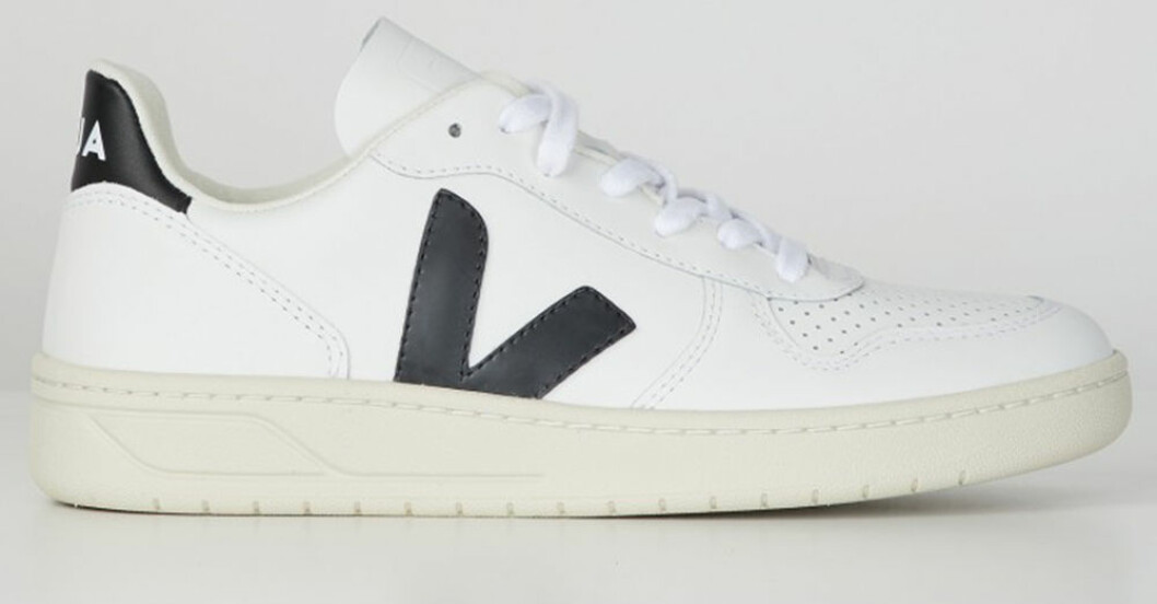 vita sneakers med svart logga från veja
