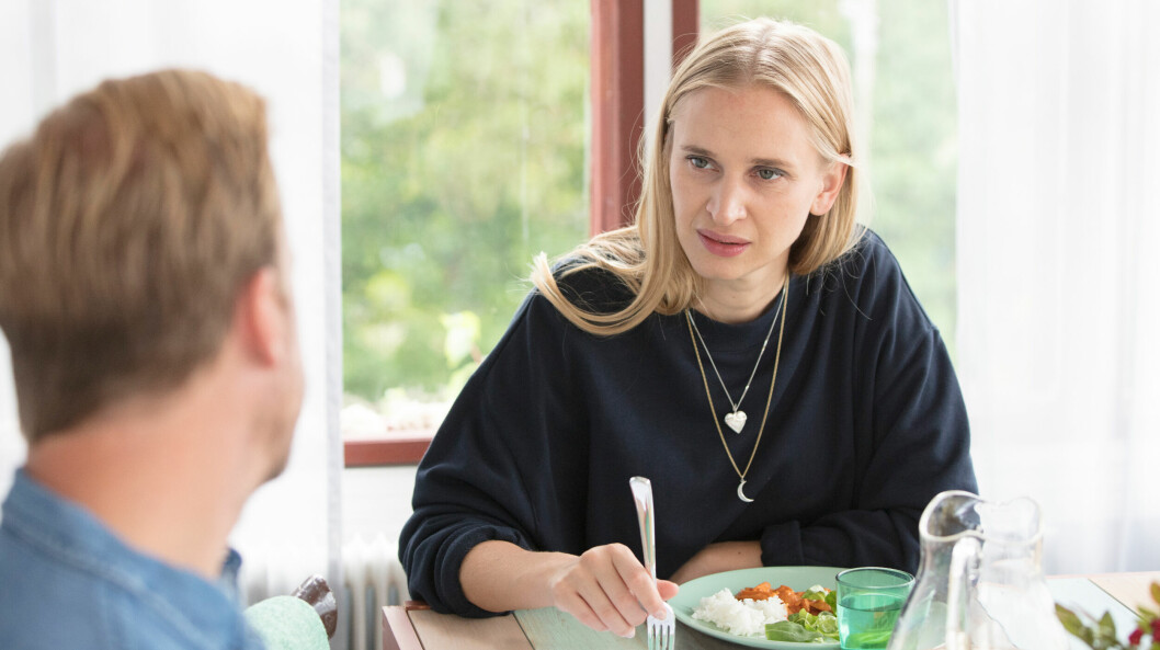 Vera Vitali i rollen som Lisa i <span class=" italic" data-lab-italic_desktop="italic">Bonusfamiljen</span>, med Jerka Johansson i rollen som Patrik mittemot. vera i rollen som lisa i bonusfamiljen