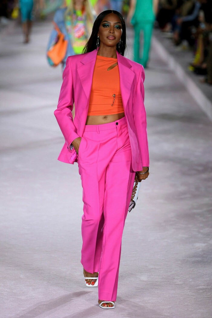 Inspireras av det italienska modehuset Versaces vårkollektion med chockrosa inslag. Versace vårkollektion i rosa.