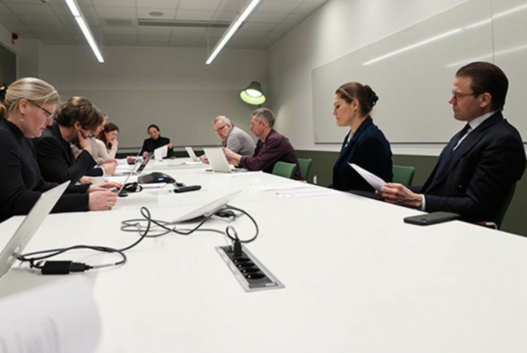 Victoria och Daniel var med under kriskonferensen hos MSB i går kväll. Kronprinsessan Victoria och prins Daniel på besök hos Myndigheten för samhällsskydd och beredskap (MSB).