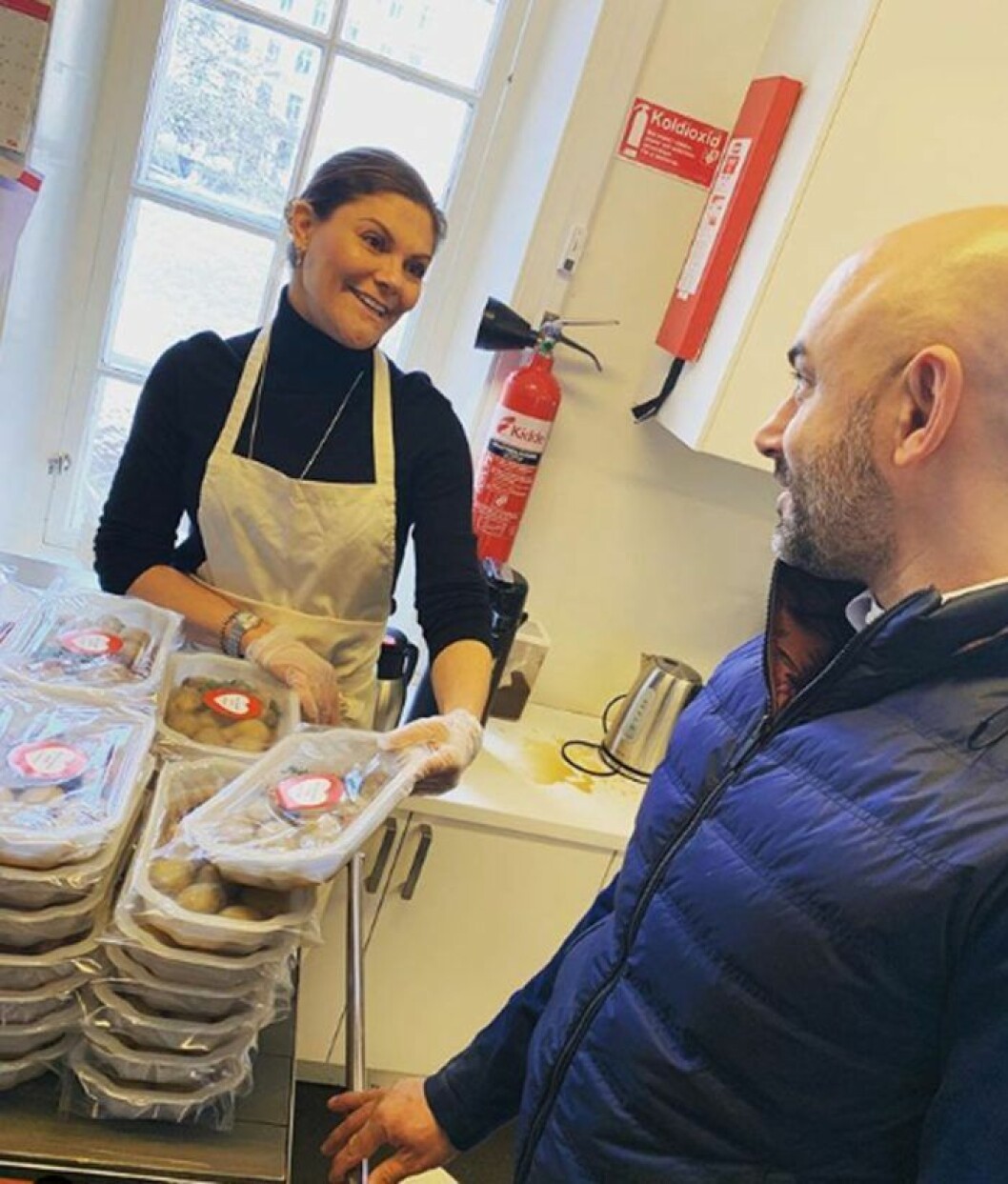 Kronprinsessan Victoria delar ut matpaket hos Stadsmissionen.