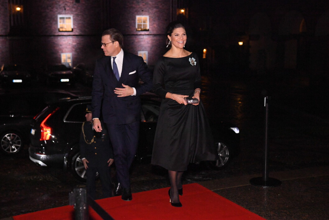 Prins Daniel och kronprinsessan Victoria anländer till röda mattan. prins daniel och kronprinsessan victoria anländer