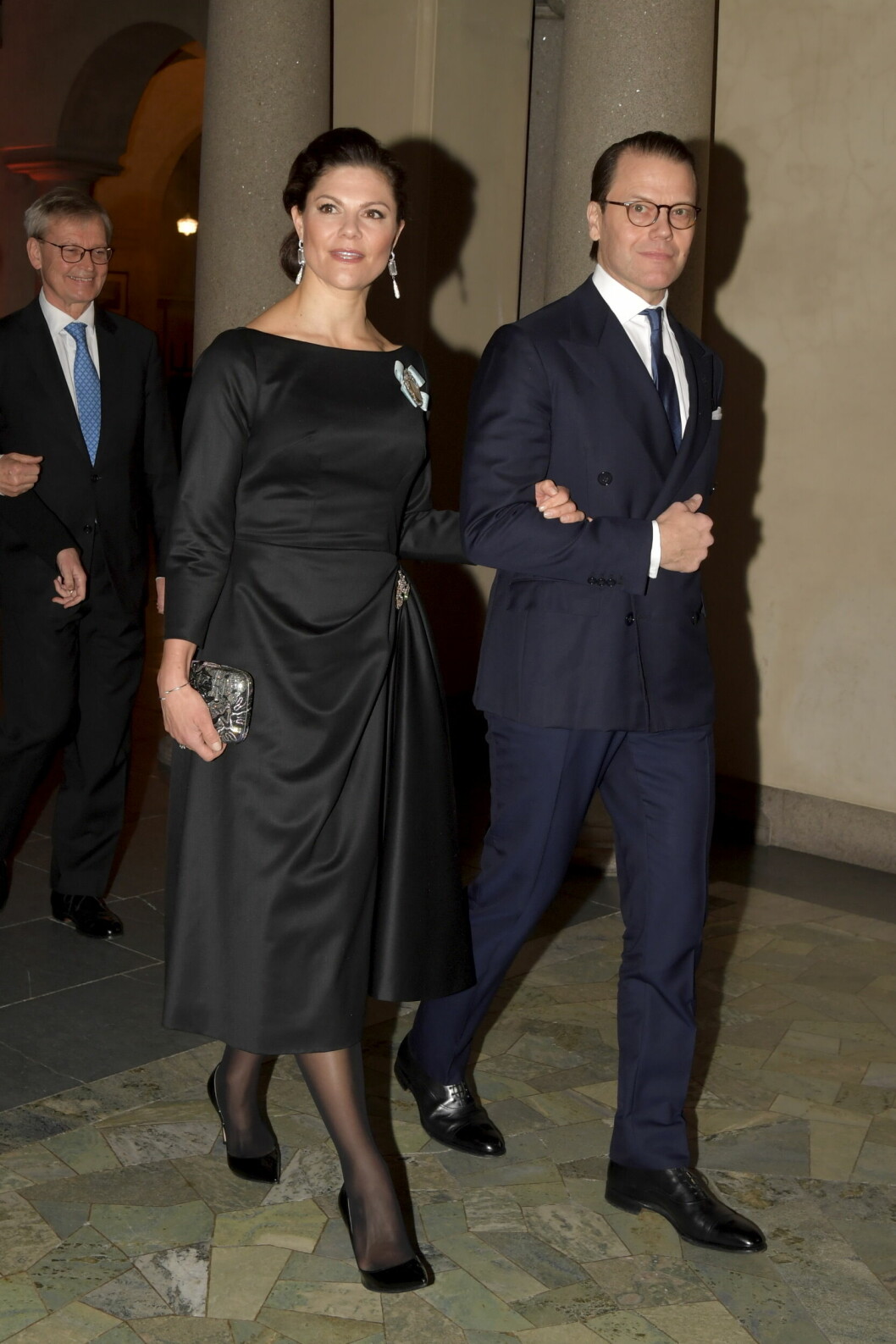 Kronprinsessparet stiger in i blå hallen. victoria och daniel går in i blå hallen
