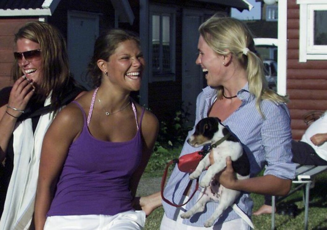 Victoria och Andrea Brodin på semester 2001 – de båda har varit vänner hela livet.