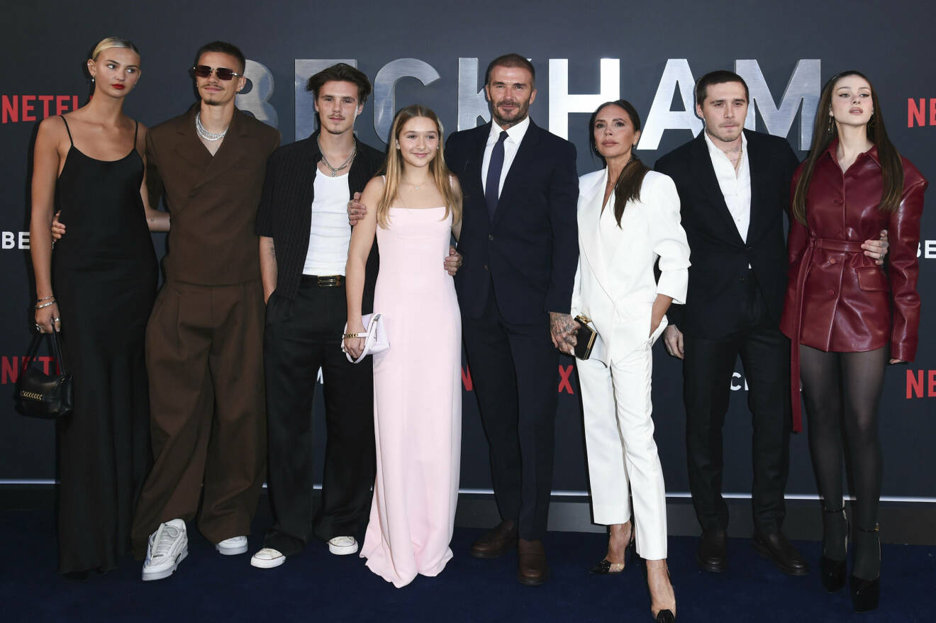 Hela familjen Beckham med David och Victoria i spetsen samlade på premiören av Netflix-serien Beckham i London.