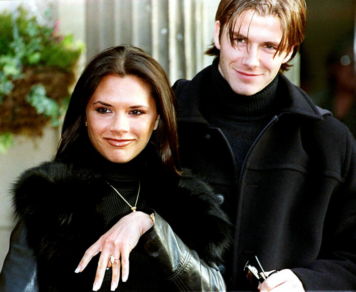 Victoria och David Beckham förlovade sig 1998. Det här var en av många "förlovningsringar" som David köpt till sin fru sedan dess. Foto: TT Victoria och David Beckham visar upp Victorias förlovningring.