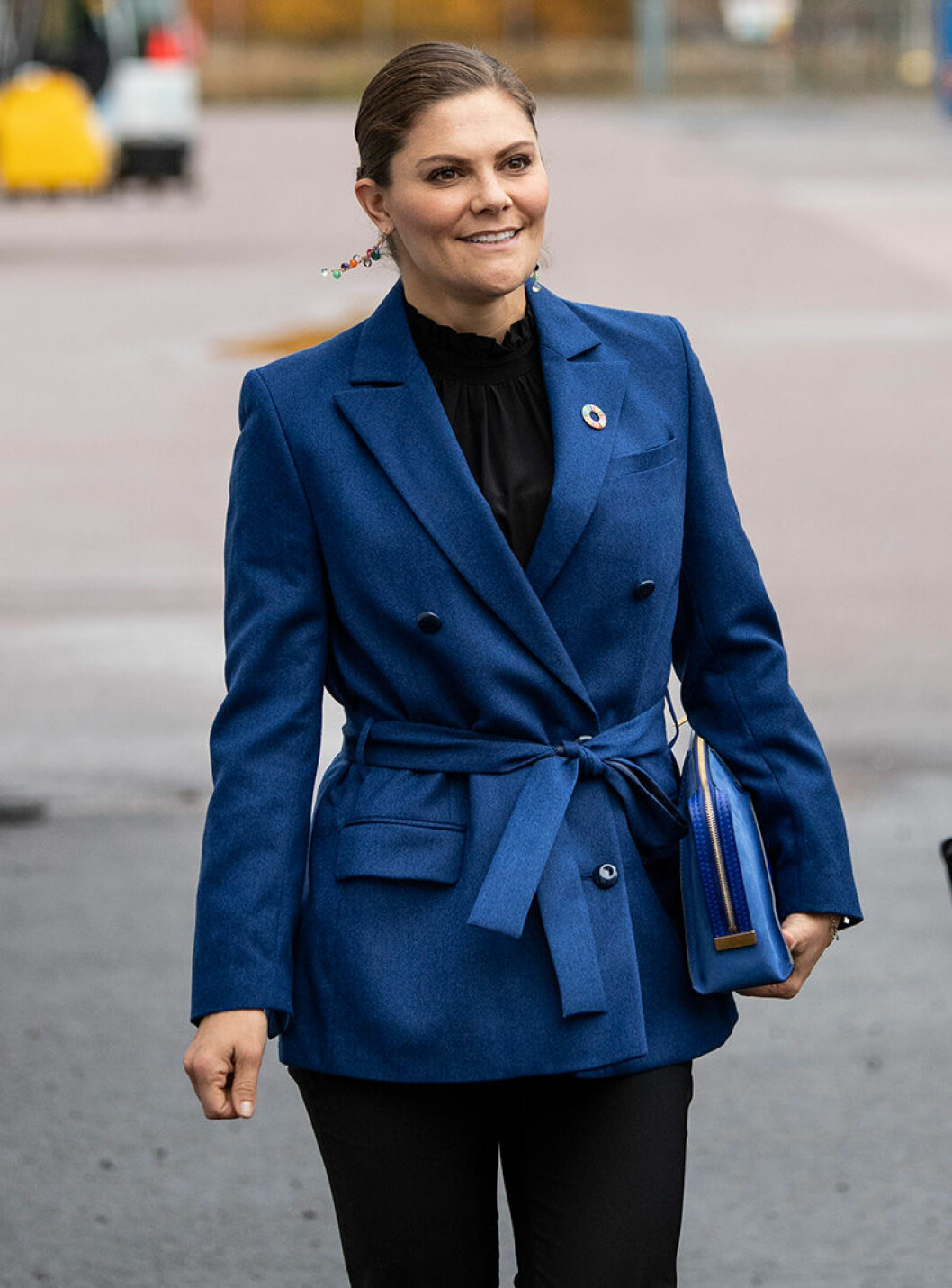 Victoria i en blå kavaj <a href="https://www-master.femina.se/kronprinsessan-victoria-besoker-motala/">under sitt besök hos Svensk plaståtervinning</a> i Motala. victoria motala