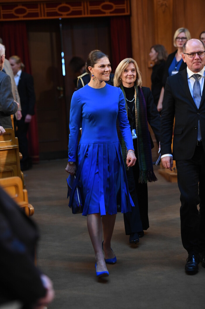 År 2017. Victoria bär Silvias blå klänning under Finlands 100-års firande. Foto: TT Victoria i samma kleinblå klänning som Silvia använde år 1983.