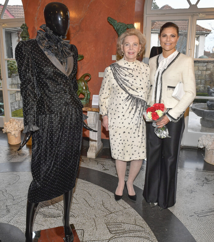 År 2017. Victoria i Silvias vita Chanel-jacka här tillsammans med Marianne Bernadotte. Foto: TT Kronprinsessan Victoria i vit dräktjacka från Chanel och svarta, dressade byxor. Samma jacka som hennes mamma bar år 2004.