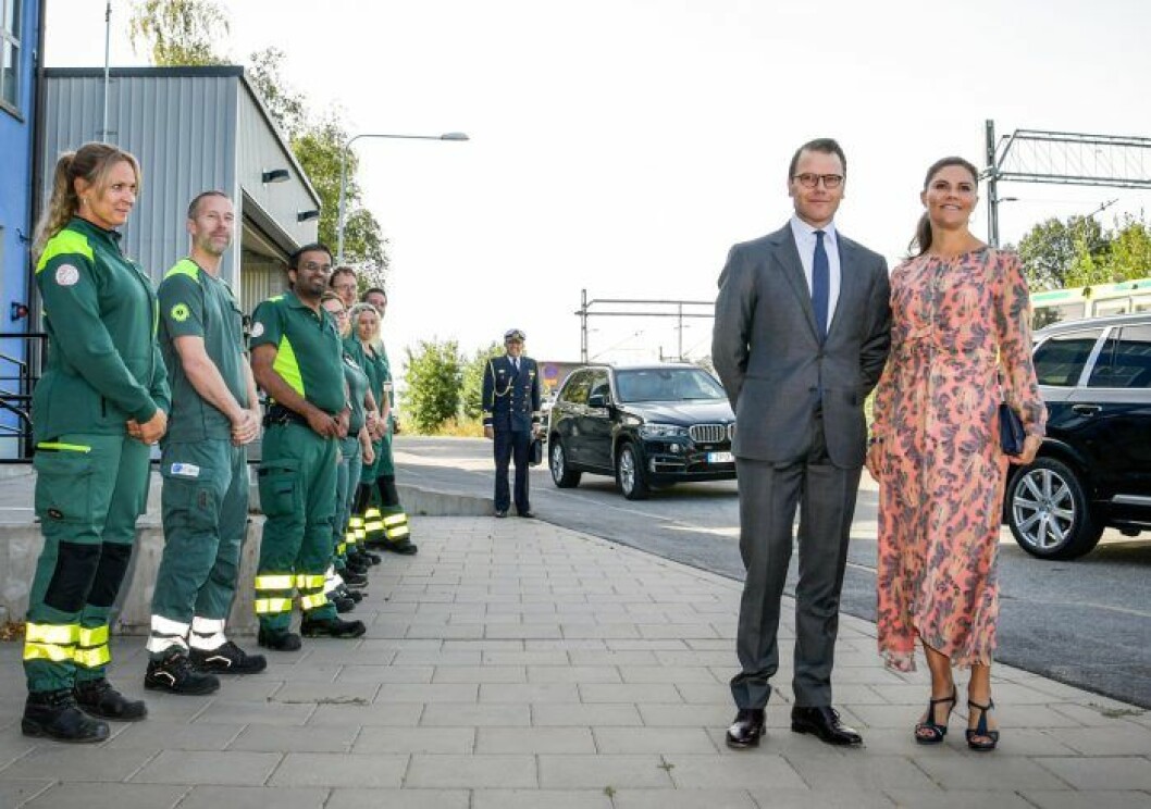 Kronprinsessan Victoria och prins Daniel besökte ambulanssjukvården i Region Stockholm – och hade fullt fokus på att inte sträcka fram handen. Victoria och daniel