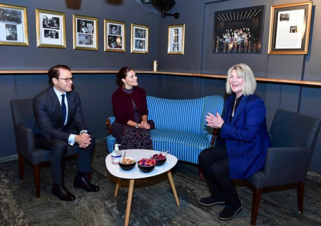 Maximteaterns vd Agneta Willman uppdaterade kronprinsessparet om det allvarliga läget. Kronprinsessan Victoria Prins Daniel Agneta Willman Maxim Maximteatern
