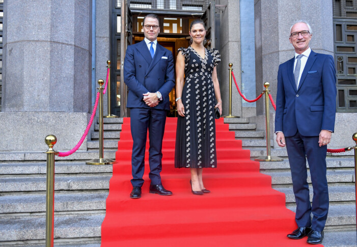 Daniel och Victoria i trappan till konserthuset i Stockholm