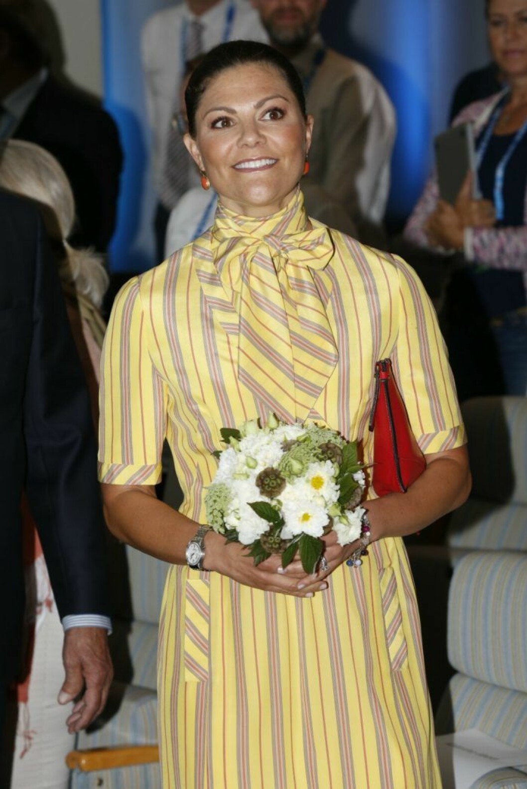 Victoria 2017, i mammas 1970-talslook. Kronprinsessan Victoria i drottning Silvias klänning.