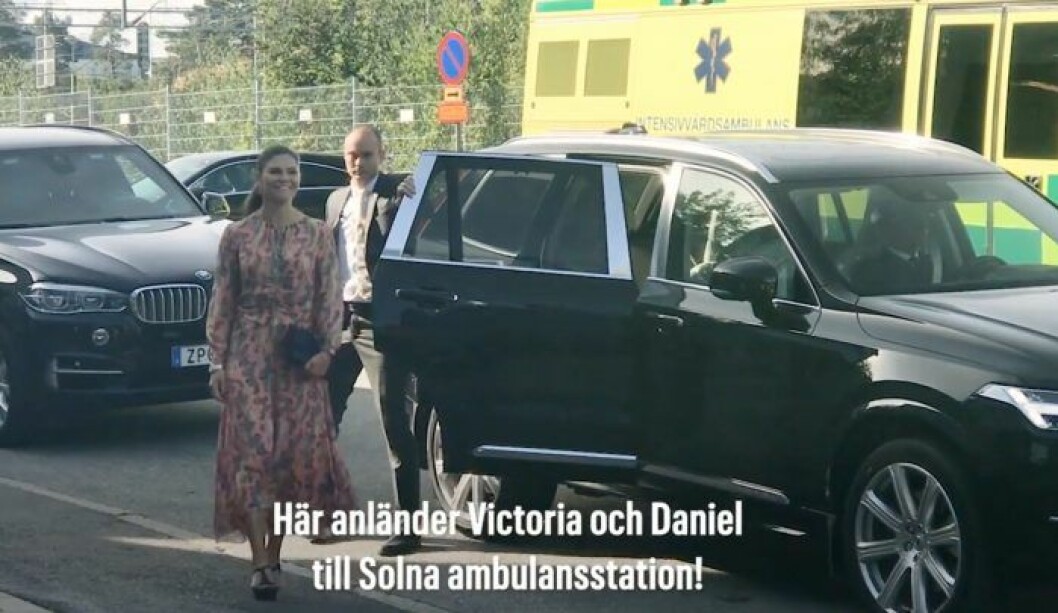 Till höger ser du den: Bilen alla pratar om. Kronprinsessan Victorias och prins Daniels inplastade suv.