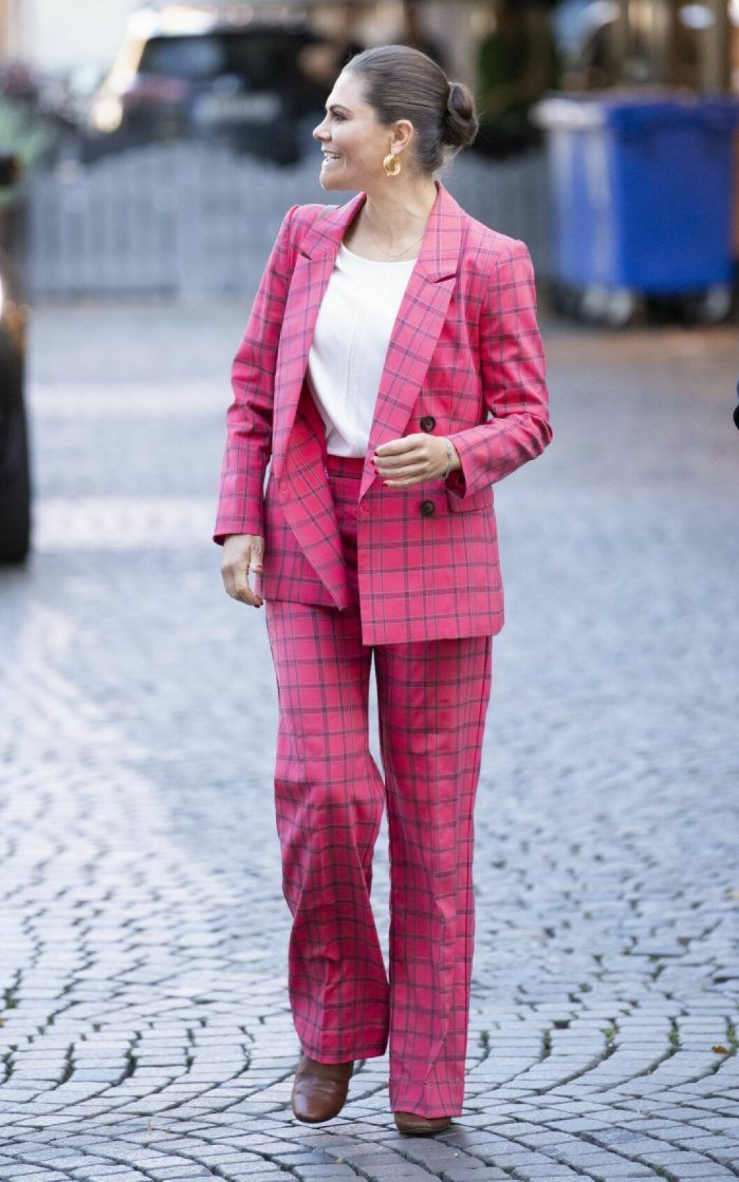 Victoria i rosa kostym från <a href="https://www.awin1.com/cread.php?awinmid=8905&awinaffid=439045&clickref=ln-kostym&ued=https%3A%2F%2Fwww.ellos.se%2Fstylein%2Fkavaj-benito-blazer%2F1552492-03%3Fextcmp%3D01_SE_SEM_G4%26extcmp%3D04_SE_zanox_affiliate_131513%26LGWCODE%3D155249203%253B86922%253B4797%26gclid%3DCjwKCAjw5Kv7BRBSEiwAXGDElfiBwuMvYFXI78tSpSYXgU3Y3pBB3GwGaEXZnARQ0pFbf2MtLK3SYRoChWsQAvD_BwE%26gclsrc%3Daw.ds%26utm_source%3Daffiliates%26utm_campaign%3D131513%26utm_medium%3DCPO%26awc%3D8905_1600953191_903c7fe87ba64acab0f682ff590b7b91" target="_blank" rel="noopener">By Malina.</a> Victoria i rosa kostym