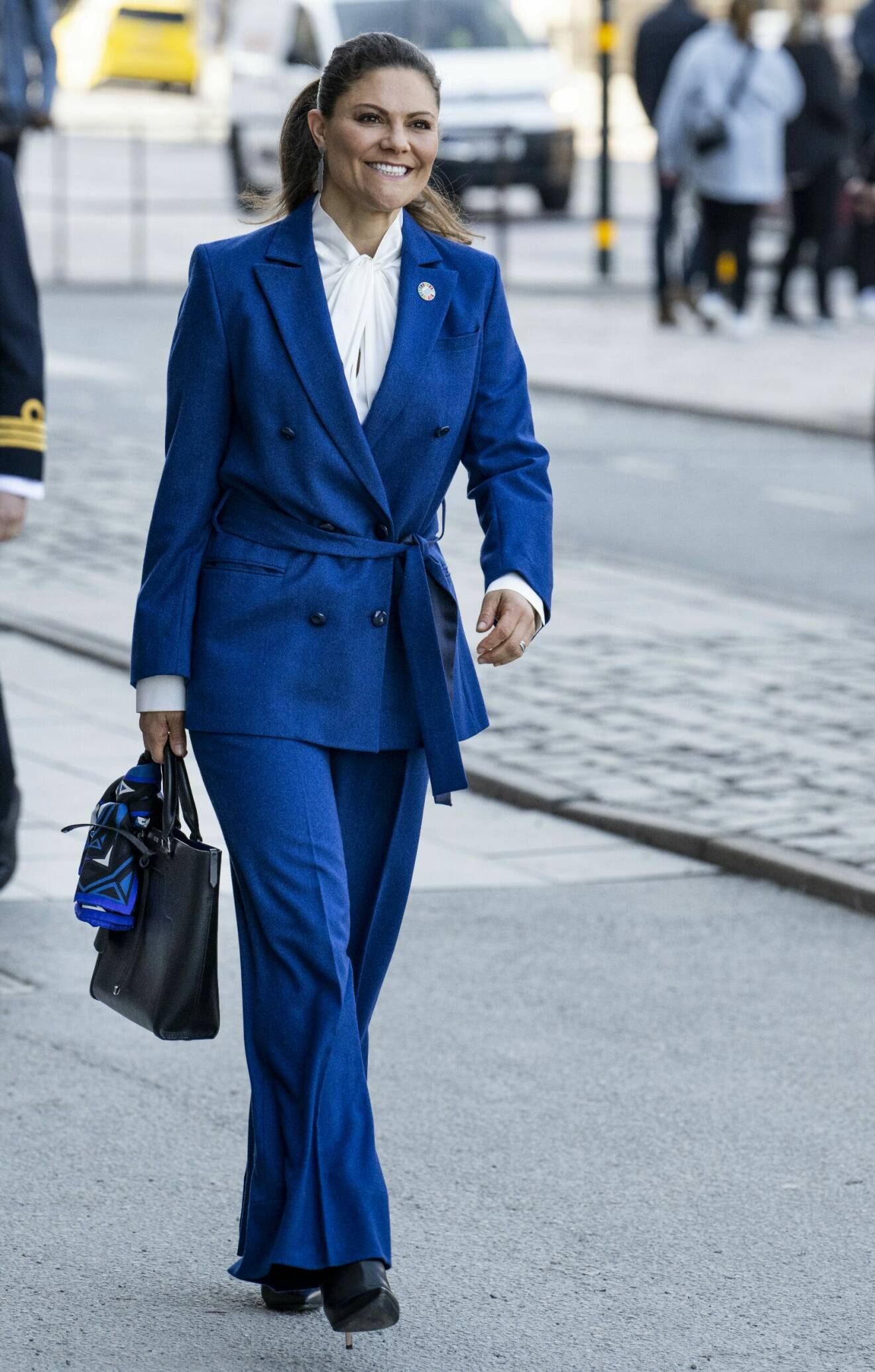 Kronprinsessan Victoria i den blå kostymen från Rodebjer.