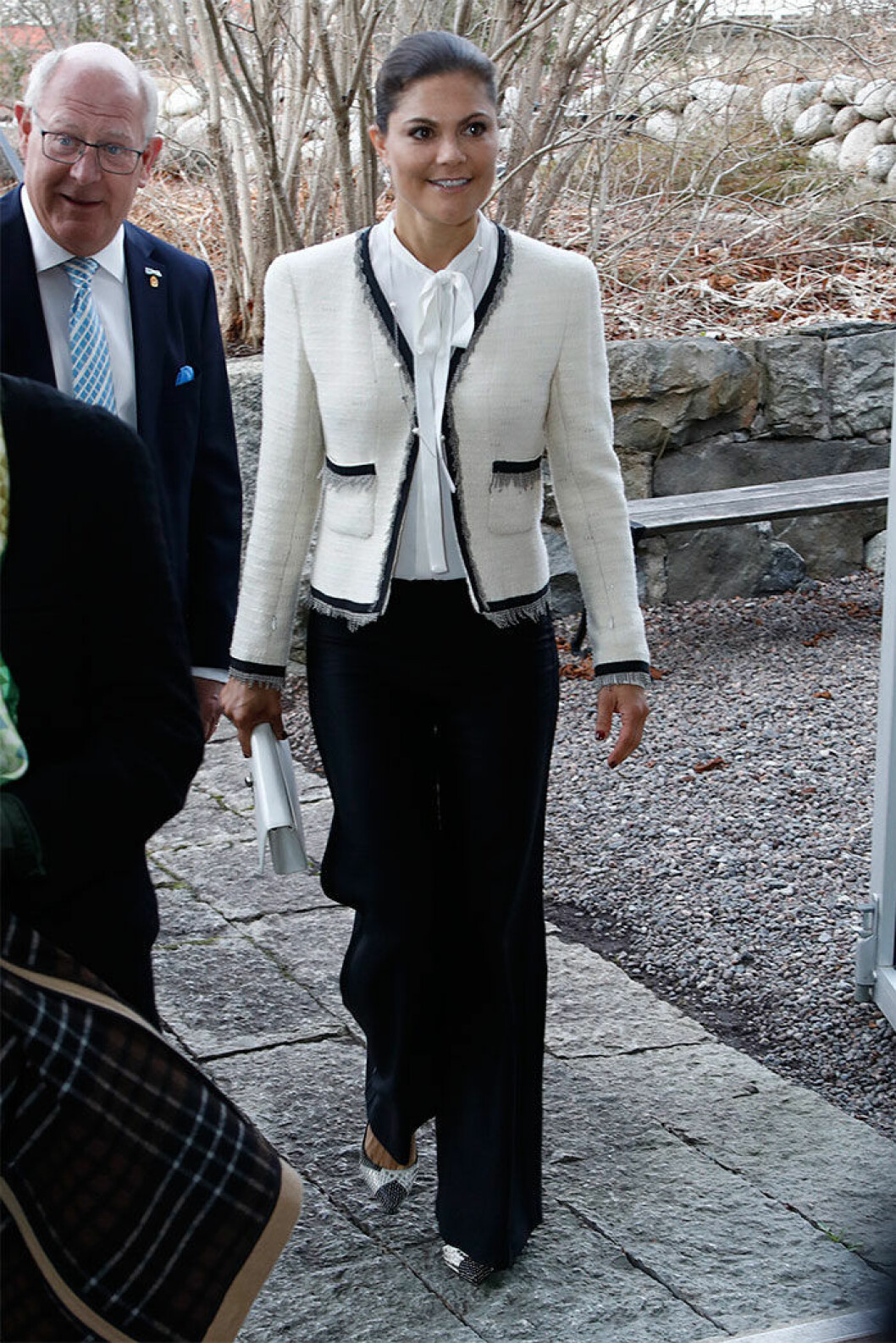 Kronprinsessan Victoria anländer till Millesgården för att inviga utställningen.