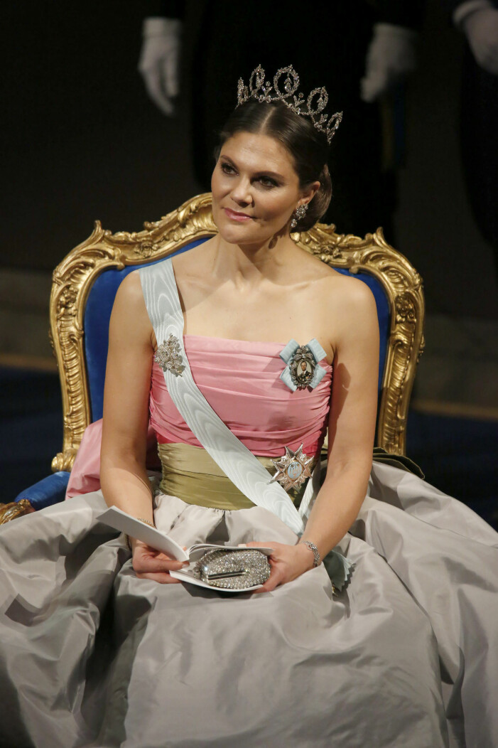 År 2018. Victoria på Nobel i Silvias gamla klänning. Foto: TT Kronprinsessan Victoria i sin mammas Nobelklänning år 2018.