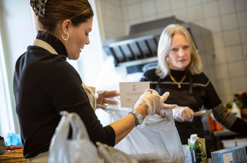 Så här såg det ut i våras när kronprinsessan packade matlådor hos Stadsmissionens träffpunkt St Paul. Mottagare var personer som lever i hemlöshet eller ekonomisk utsatthet.