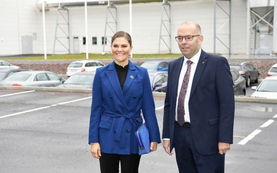 Kronprinsessan välkomnades av Östergötlands landshövding Carl Fredrik Graf. kronprinsessan victoria motala