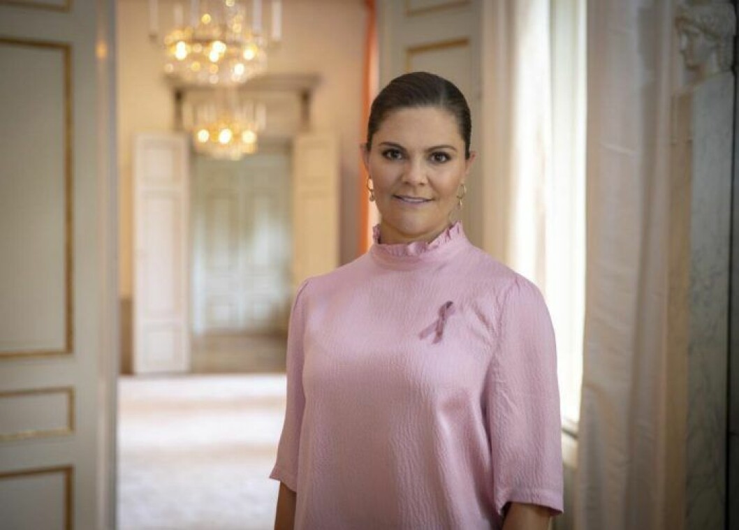 Kronprinsessan Victoria bär årets Rosa Band hemma på Haga. kronprinsessan victoria rosa bandet 2020