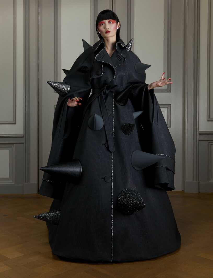 Inget symboliserar ”håll avstånd, tack” så bra som denna kappa med utåtstående taggar. Viktor & Rolf