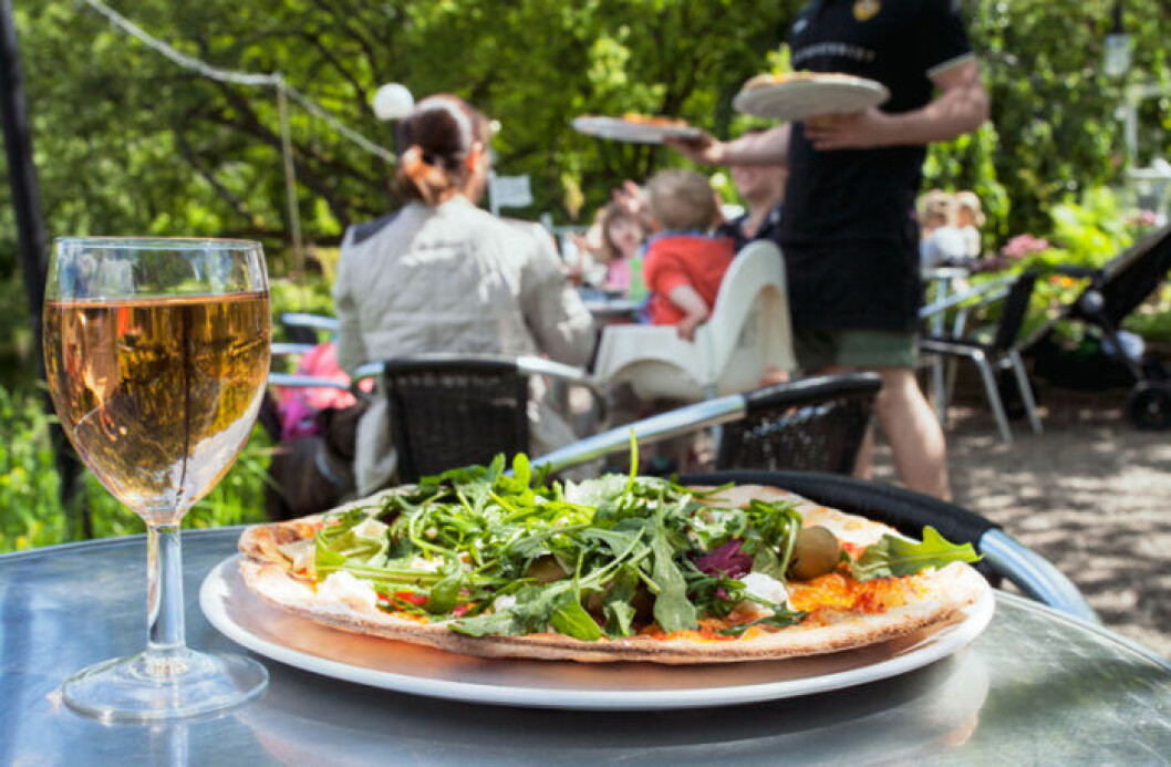 Stenugnsbakade pizzan på Villa belparc är en favorit i solen! Foto: Villa Belparc Pizza på Villa Belparcs uteservering i Göteborg.