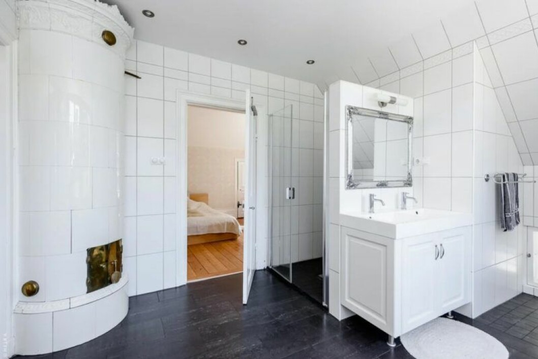 Badrum med kakelugn på övre plan. Huset som inspirerat Pippi Langstrums Villa Villekulla i Nacka, Stockholm, till salu