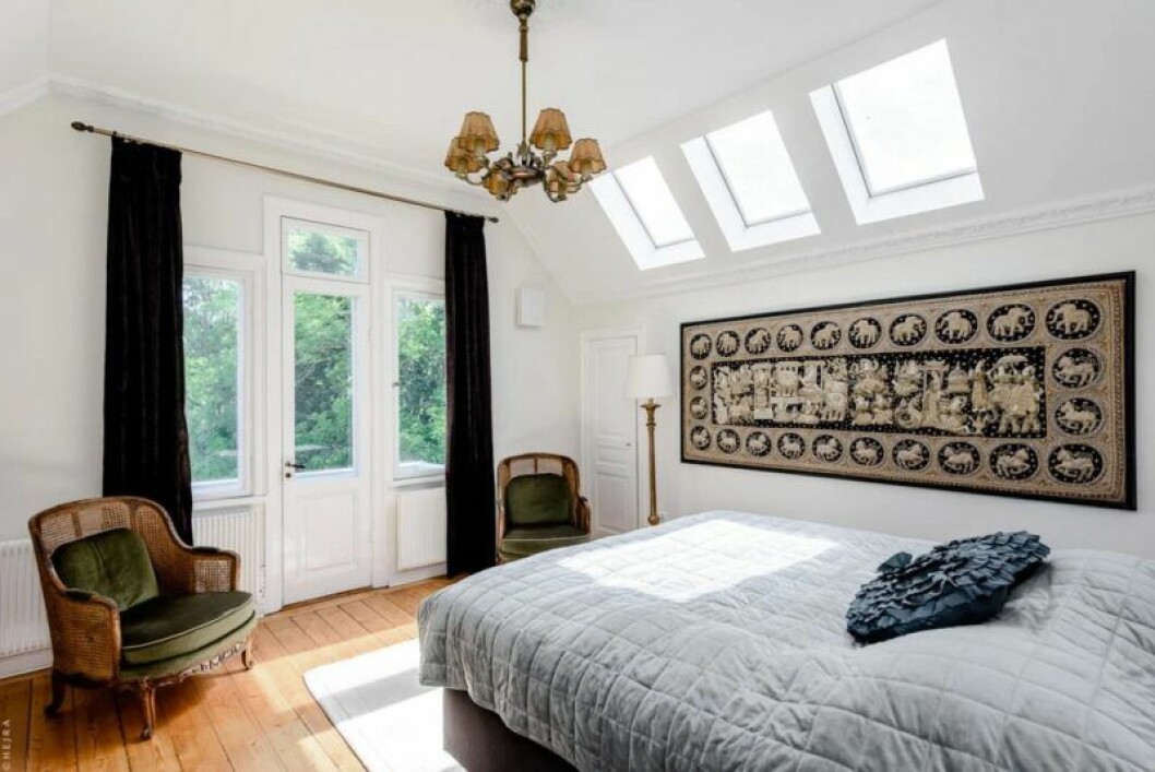 Sovrum på övre plan. Huset som inspirerat Pippi Langstrums Villa Villekulla i Nacka, Stockholm, till salu