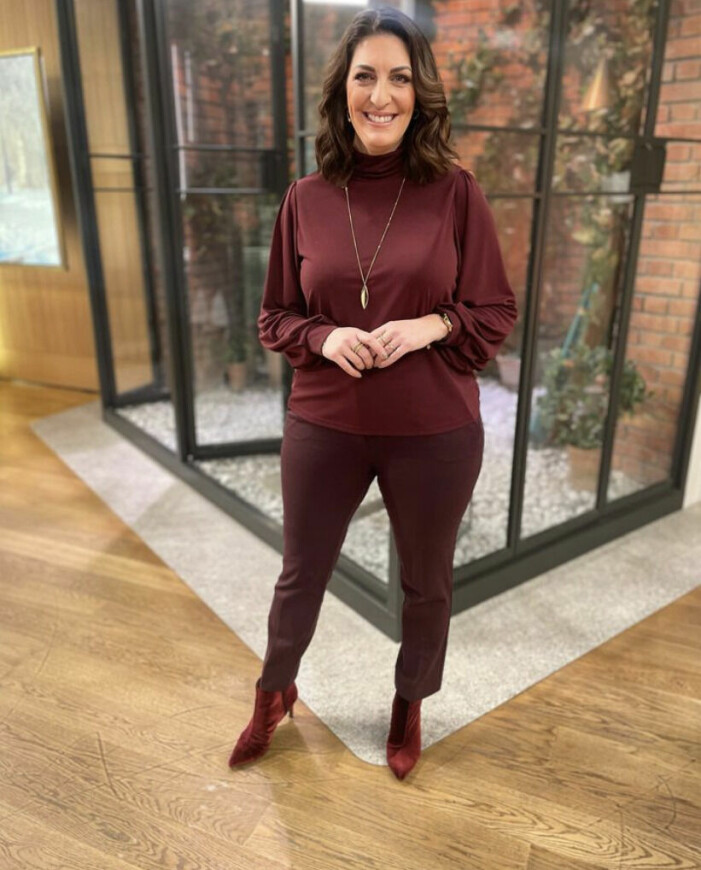 vinröd outfit Soraya Lavasani