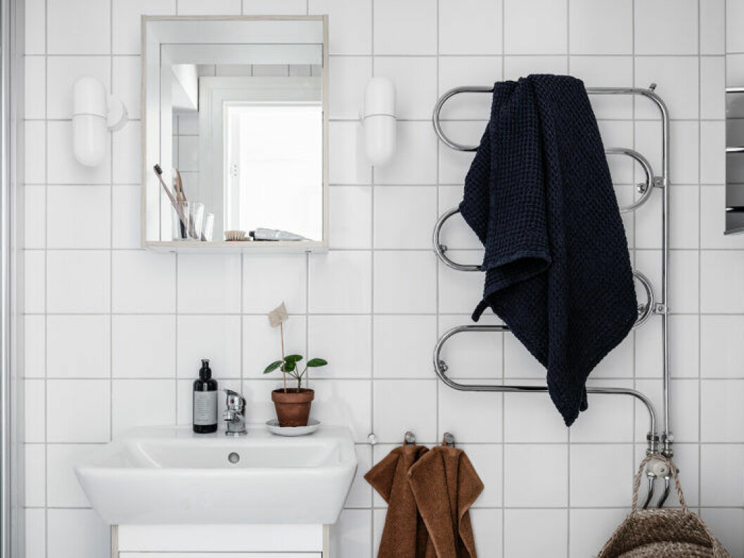 Styling: Nouvel interiör Foto: Anders Bergstedt för <a href="https://entrancemakleri.se/hem-till-salu/" target="_blank" rel="noopener">Entrance mäkleri</a>/Mäklare: Jessica Fridstedt Loppis-kruka med patina i badrummet