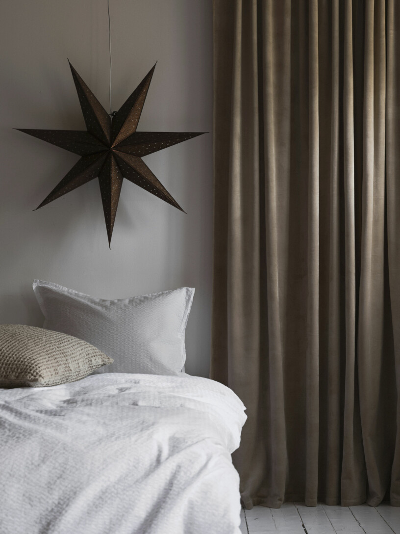 Pappershängen till granen finns i alla tänkbara former och färger i år. Foto: H&M Home