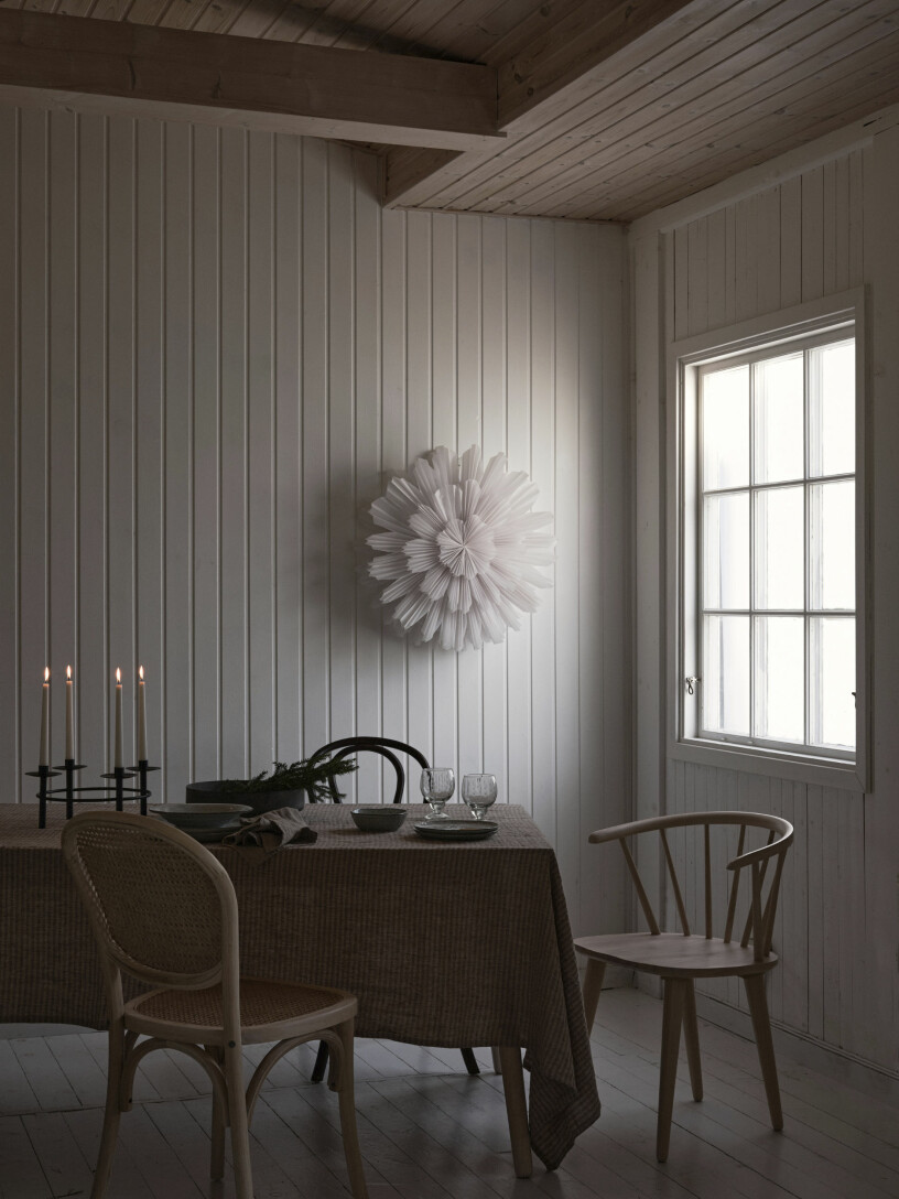 Vintervitt och beige ger en avskalad julkänsla. Foto: Ellos Home