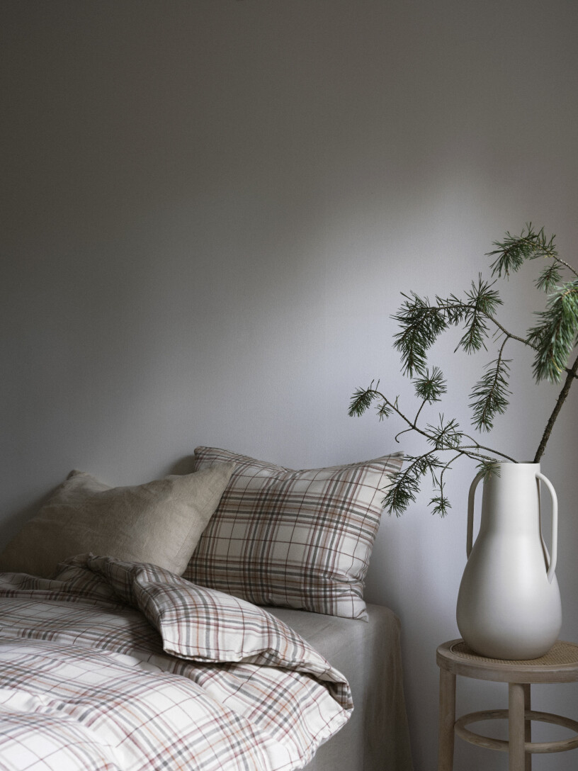 Rutigt och jordnära i sovrummet. Foto: Ellos Home