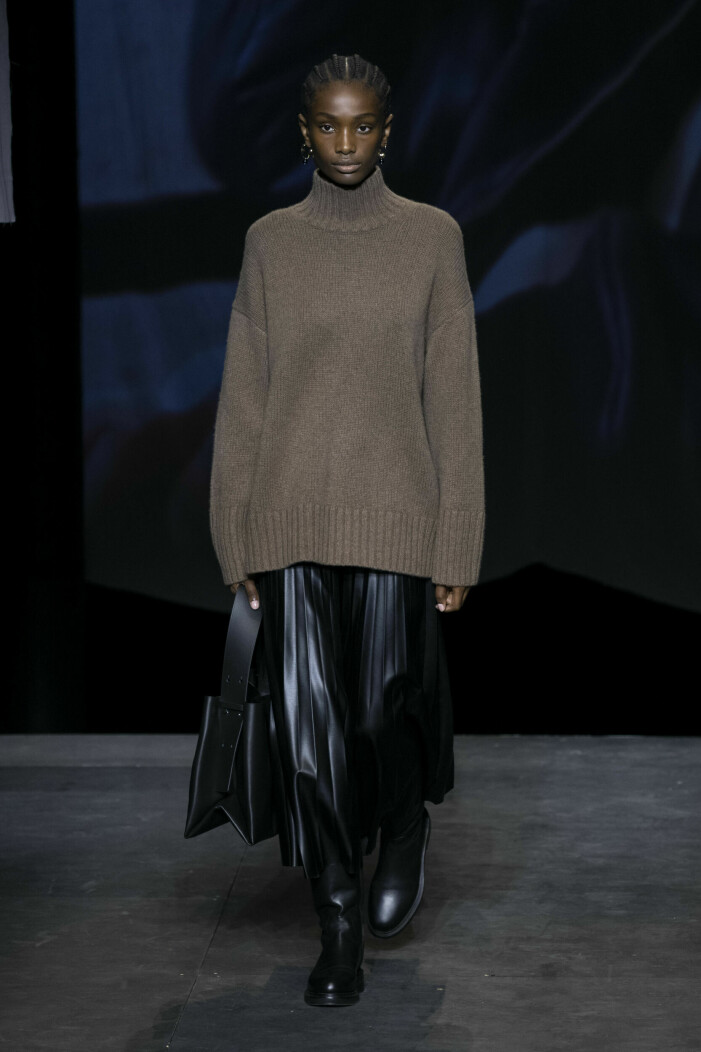 Oversized tröja från COS i precis rätt modell. Trendig oversized stickad tröja från COS