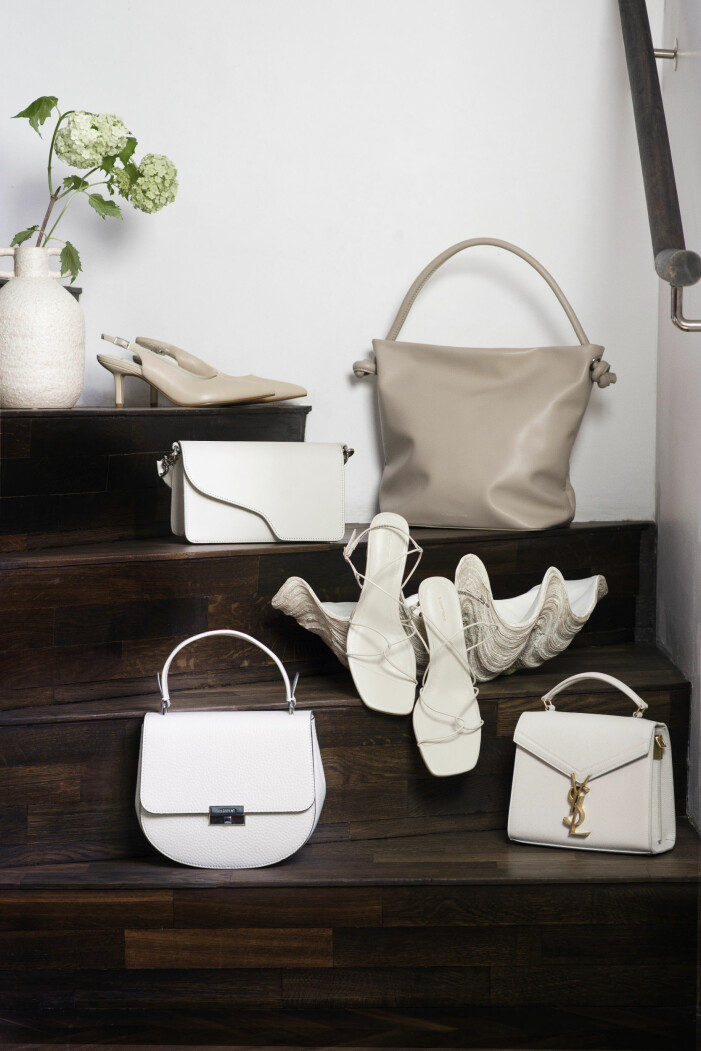 Från vänster: Slingbackpumps i läder, 1000 kr, Vagabond. Handväska i läder, 4200 kr, ATP Atelier. Väska i konstläder, 499 kr, Carin Wester. Snäckskål, 1407 kr, Nordal. Remsandaletter i läder, 890 kr, &Other Stories. Väska i läder, 3950 kr, Decadent. Väska i läder, 16900 kr, YSL/Mytheresa.com. Blommor från Floristkompaniet. Blomvas i keramik, 2700 kr, Louise Roe. Väskor och skor från atp, decadent copenhagen, vagabond i den vita färgskalan.