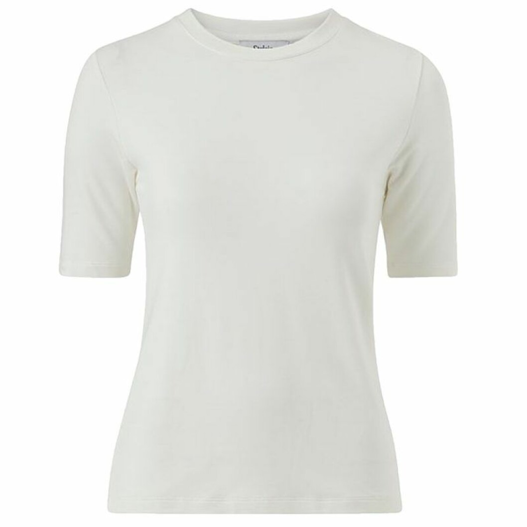 Vit t-shirt från Stylein. Kostar 349 kronor på rean. <a href="https://www.awin1.com/cread.php?awinaffid=439045&awinmid=8905&clickref=MR-mode&platform=dl&p=%5B%5Bhttps%253A%252F%252Fwww.ellos.se%252Fstylein%252Ftopp-sydney%252F1565478-02%5D%5D" target="_blank" rel="noopener">Här kan du fynda</a>. vit t-shirt stylein