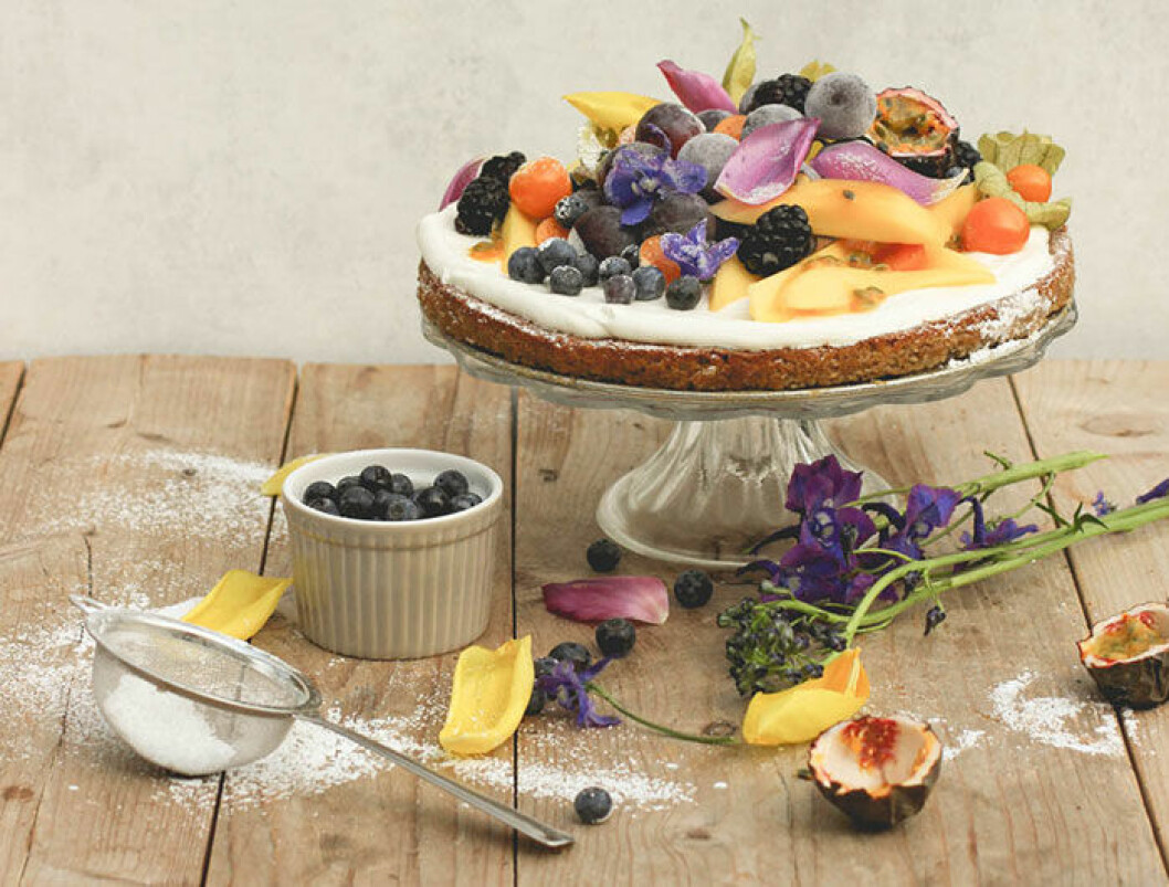 Vit kladdkaka med vispad creme fraiché