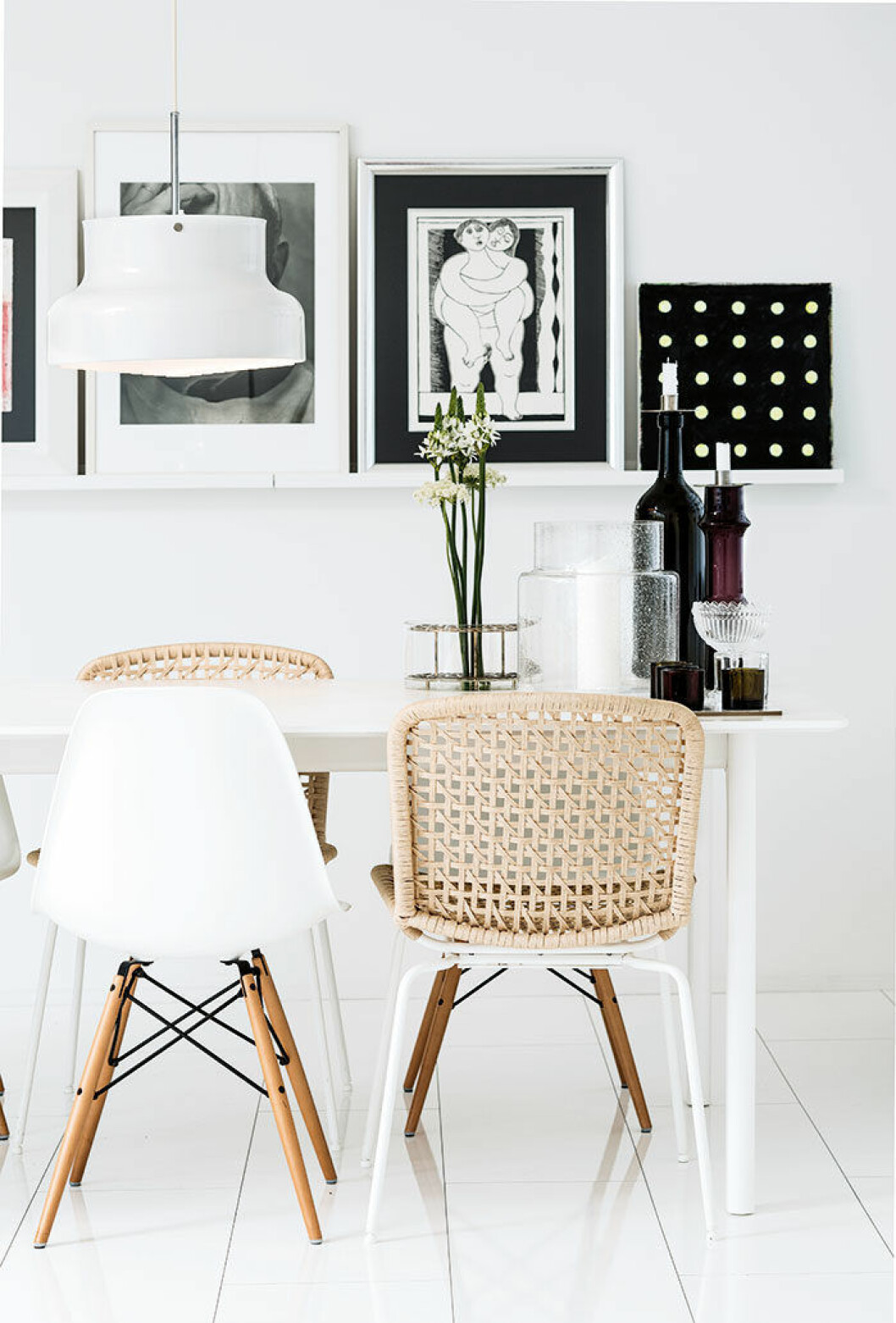 Mathörnan är en del av vardagsrummet. Bord Sjövik och till höger stol Solvar, formgiven av Eva Lilja Löwenhielm för Ikea. Till vänster Eames Plastic Side Chair DSW. På bordet vasen Äng från Klong och en ljuslykta som är en tidig prototyp till Ilse Crawford-kollektionen Sinnerlig för Ikea. Taklampa Bumling från Ateljé Lyktan.
