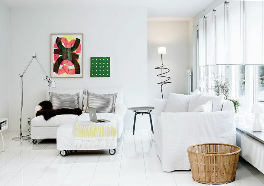 Till vänster golvlampan Tolomeo från Artemide. Schäslong Nonnamaria från Flexform och kuddar, Afroart. Brickbord Ikea PS 1996. Lampan i bakgrunden har Jutta formgivit. På väggen, som skiljer arbetsrummet från vardagsrummet, hänger ett konstverk av vännen Halina Ekberg. Till höger soffan Ghost från Gervasoni och korg ur Ingegerd Råmans kollektion Viktigt för Ikea. Juttas favoritmönster är prickar. Tavlan har hon målat själv.