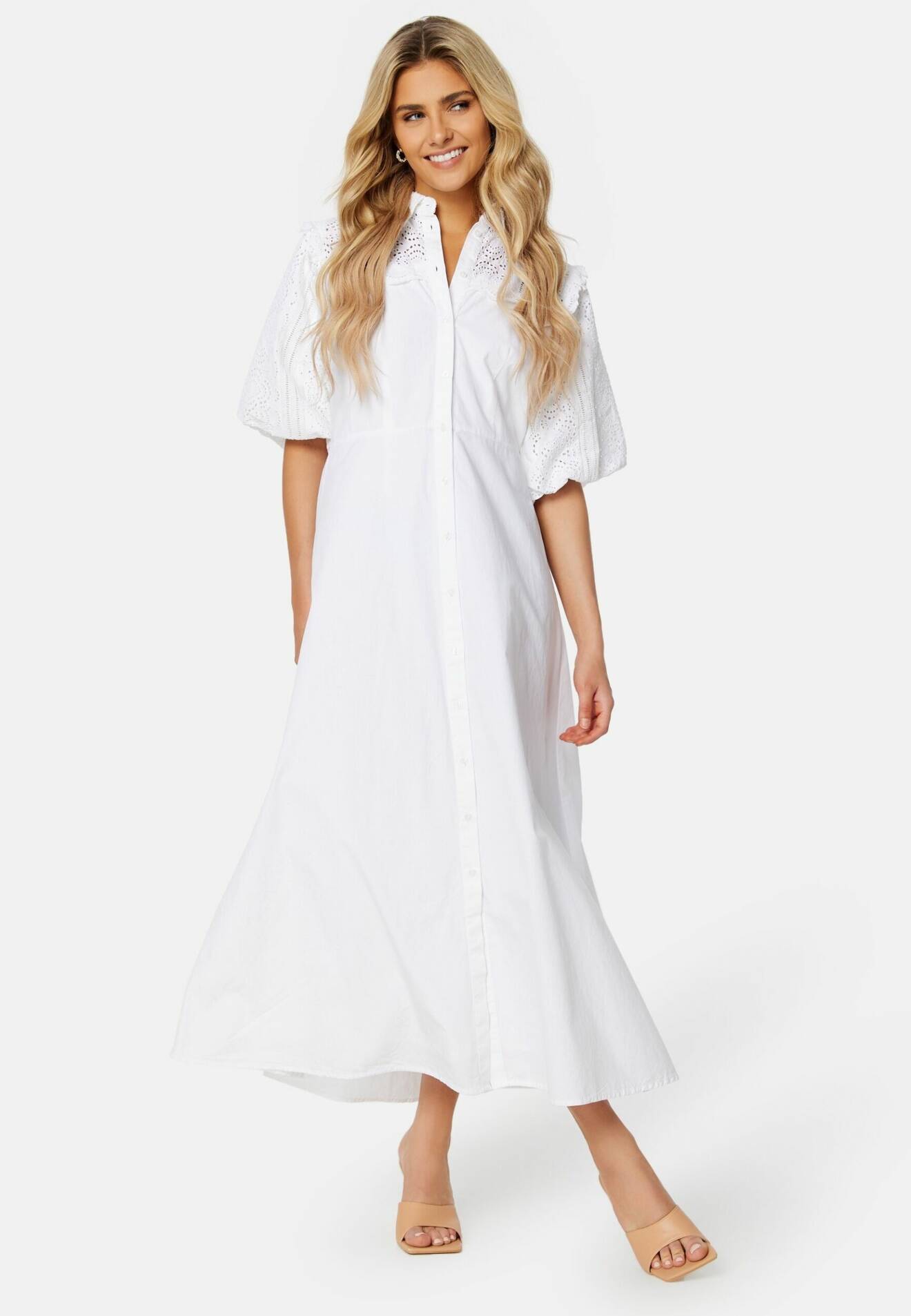 vit klänning i vävd kvalitet med puffärm och knappar fram från selected femme