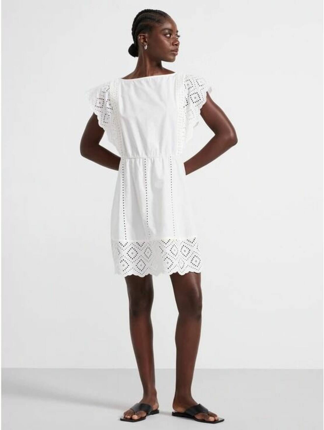 vit kort klänning med broderade detaljer från lindex