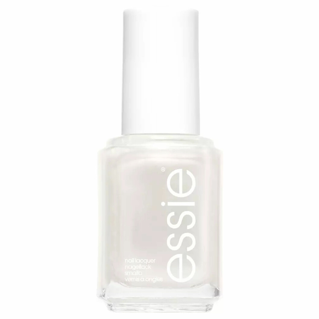 Essie Nail Lacquer 04 Pearly White – <a target="_blank" rel="nofollow" href="https://lyko.com/sv/smink/naglar/nagellack/essie-nail-lacquer-04-pearly-white">finns att köpa här för 129 kronor</a>.
